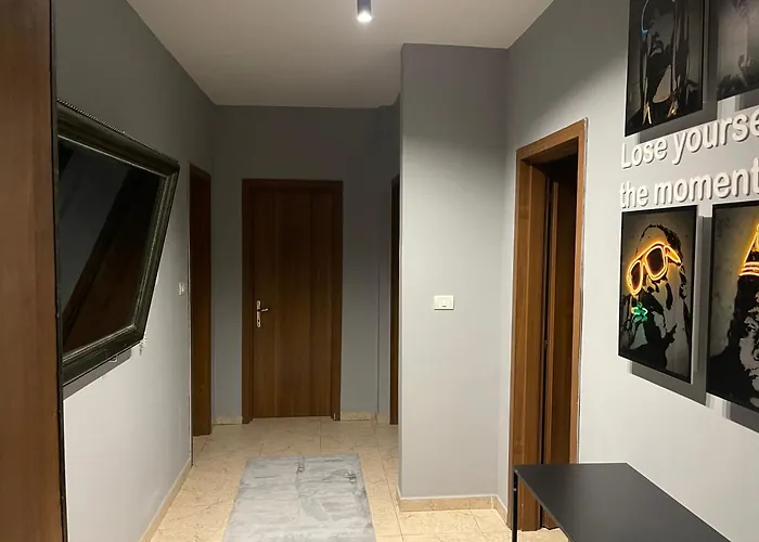 Super House 2 Blloku - 3 * Tirana